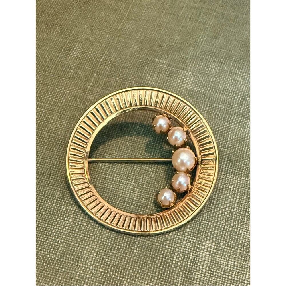 12K Gold‑Filled Pearl Circle Brooch – Engraved 1959 – 1.25”